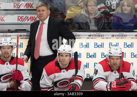 24 marzo 2018: Bill Peters, capo allenatore dei Carolina Hurricanes, durante la partita NHL tra Carolina Hurricanes e Ottawa Senators al Canadian Tire Centre di Ottawa, Canada. Gli Hurricanes hanno vinto la partita con un punteggio di 5-2. Daniel Lea/CSM (immagine di credito: &Copy; Daniel Lea/CSM tramite cavo ZUMA) Foto Stock