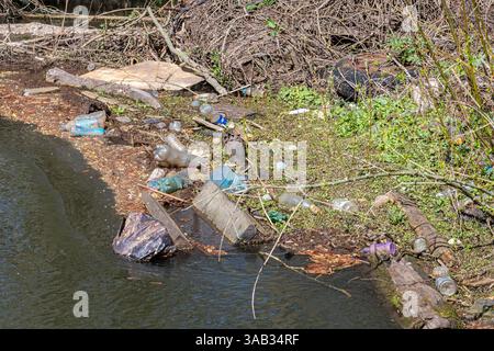 Bottiglie di plastica e altri rifiuti nel fiume Loddon, Berkshire, Inghilterra, Regno Unito Foto Stock