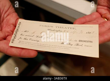 New York, Stati Uniti. 1 aprile 2025. Un biglietto per il Ford's Theatre la notte dell'assassinio di Lincoln, il 14 aprile 1865, è in mostra presso un'anteprima stampa di Lincoln's Legacy: Historic americana from the Life of Abraham Lincoln al Freeman's | Hindman a New York City martedì 1 aprile 2025. L'asta del 21 maggio a Chicago presenterà oltre 140 articoli della.Extraordinary Life of America's 16th President. Foto di John Angelillo/UPI credito: UPI/Alamy Live News Foto Stock
