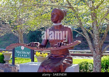Nina Simone, leggendaria cantautrice americana, pianista e attivista per i diritti civili, statua presso il Nina Simone Plaza, città natale di Tryon, North Carolina Foto Stock