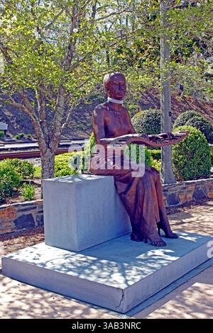 Nina Simone, leggendaria cantautrice americana, pianista e attivista per i diritti civili, statua presso Nina Simone Plaza nella città natale di Tryon, NC Foto Stock