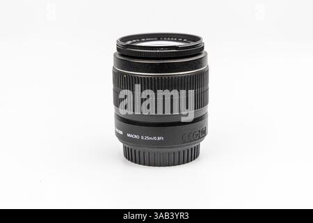Bristol, Regno Unito - 9 febbraio 2024: canon kit18-55 mm isolato su sfondo bianco. Foto Stock