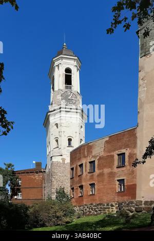 Vyborg, Russia - 08.25.24. Storica Torre dell'Orologio contro il cielo blu Foto Stock