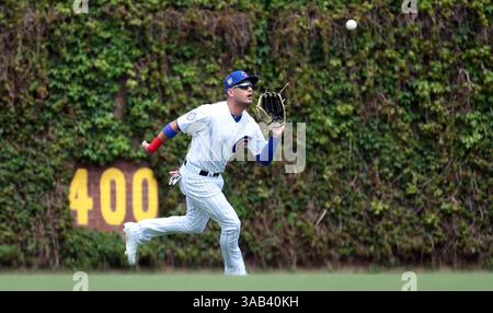 14 maggio 2018 - Chicago, il, USA - il fielder del centro dei Chicago Cubs Albert Almora Jr. Fa un giro nel secondo inning lunedì 14 maggio 2018 al Wrigley Field di Chicago. I Braves hanno vinto 6-5. (Immagine di credito: © Brian Cassella/TNS via ZUMA Wire) Foto Stock