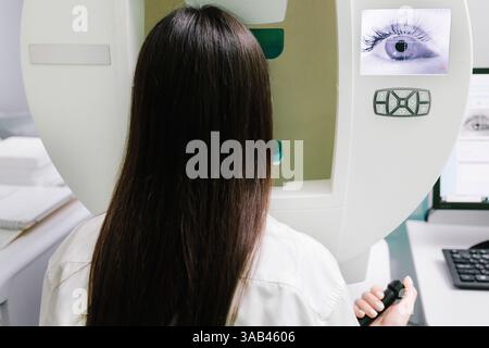 Perimetria occhi test per segno precoce di glaucoma di donna paziente di oftalmologia clinica. Test del campo visivo di perimetria per misurare tutte le aree della vista Foto Stock