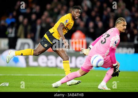 Marshall Munetsi (a sinistra) dei Wolverhampton Wanderers perde un'opportunità in porta durante la partita di Premier League al Molineux Stadium di Wolverhampton. Data foto: Martedì 1 aprile 2025. Foto Stock