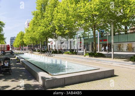 Fontane nella zona pedonale Prager Strasse, Dresda, Sassonia, Germania, Europa Foto Stock