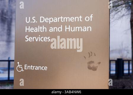 Washington, Stati Uniti. 1 aprile 2025. Un'impronta a mano è visibile su un cartello che indica la U. S Department of Health and Human Services Headquarters a Washington DC martedì 1 aprile 2025. Il sottosegretario del Dipartimento Robert F. Kennedy Jr. Ha iniziato licenziamenti di massa presso il CDC, NIH e altre agenzie sanitarie. (Foto di Aaron Schwartz/Sipa USA) credito: SIPA USA/Alamy Live News Foto Stock