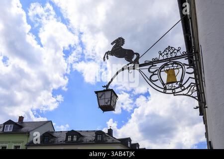 Placca decorativa con lanterna e cavallo e varie date sullo storico Hotel Ross sulla piazza del mercato a Zwoenitz, Erzgebirge, Sassonia, Germania, E. Foto Stock