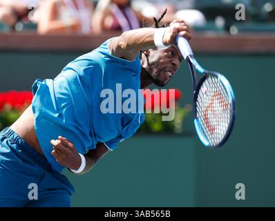 L'11 marzo 2018 Gael Monfils (fra) serve contro John Isner durante il BNP Paribas Open presso l'Indian Wells Tennis Garden di Indian Wells, CA. Charles Baus/CSM(Credit Image: &Copy; Charles Baus/CSM via ZUMA Wire) Foto Stock