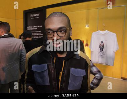 12 aprile 2018 - New York, NY, U. S - KERBY JEAN-RAYMOND, stilista americano di abbigliamento maschile Pyer Moss espone la sua collezione ispirata al ciclismo durante la prima di ''The Major'' a New York. Â€œThe Majorâ€ è un documentario sulla vita di Marshall Walter 'Major' Taylor che sarà trasmesso a fine aprile su ESPN. Taylor è stato il primo ciclista afroamericano campione del mondo. (Immagine di credito: © Brian Branch Price via ZUMA Wire) Foto Stock