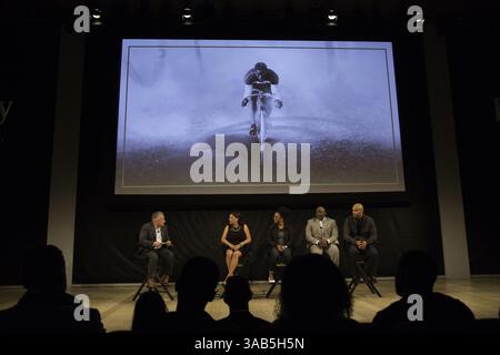 12 aprile 2018 - New York, NY, U. S - MANNY GONZALEZ di Moet Hennessy, intervista a sinistra KAREN BROWN DONOVAN, pronipote del maggiore Taylor, AYESHA MCGOWAN, ciclista d'élite, ANTHONY TAYLOR, National Brotherhood of Cyclists e l'artista KADIRE NELSON sono i panelisti per la prima di ''The Major'' a New York. Â€œThe Majorâ€ è un documentario sulla vita di Marshall Walter 'Major' Taylor che sarà trasmesso a fine aprile su ESPN. Taylor è stato il primo ciclista afroamericano campione del mondo. (Immagine di credito: © Brian Branch Price via ZUMA Wire) Foto Stock