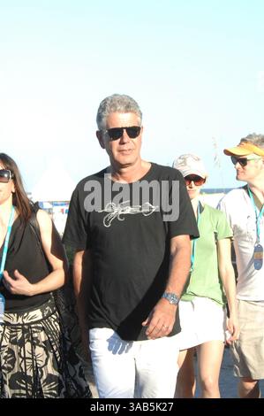 MIAMI BEACH, FL - FEBBRAIO 27: Anthony Bourdain partecipa al Whole Foods Market Grand Tasting Village durante il South Beach Wine and Food Festival 2011 il 27 febbraio 2011 a Miami Beach, Florida... persone: Anthony Bourdain.. Rif. Trasmissione: MNC15.. Se sei interessato, devi chiamare. Michael tempesta. Storms Media Group Inc..305-632-3400 - Cell.305-513-5783 - Fax.MikeStorm@aol.com (immagine di credito: © SMG via ZUMA Wire) Foto Stock
