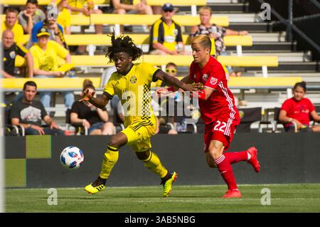 Sabato 9 giugno 2018: Il centrocampista dei New York Red Bulls Florian Valot (22) insegue il difensore del Columbus Crew SC Lalas Abubakar (17) nella partita tra i New York Red Bulls e il Columbus Crew SC al MAPFRE Stadium, a Columbus OH. ..credito fotografico obbligatorio: Dorn Byg/Cal Sport Media. ..Columbus Crew SC 1 - New York Red Bulls 1 (immagine di credito: &Copy; Dorn Byg/CSM via cavo ZUMA) Foto Stock