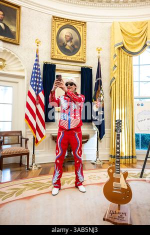 Washington, Stati Uniti. 31 marzo 2025. Il musicista Kid Rock, scatta un selfie con la dichiarazione di indipendenza, prima di firmare un ordine esecutivo che vieta lo scalping del biglietto sfruttativo presso l'Ufficio ovale della Casa Bianca, 31 marzo 2025 a Washington, DC Credit: Molly Riley/White House Photo/Alamy Live News Foto Stock