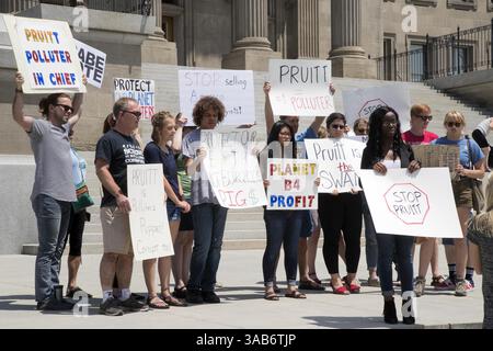 5 giugno 2018 - Boise, ID, USA - i manifestanti si sono riuniti allo Statehouse per salutare Scott Pruitt, amministratore dell'Agenzia per la protezione ambientale degli Stati Uniti, mentre incontra il governatore dell'Idaho Butch Otter martedì 5 giugno 2018 a Boise. (Immagine di credito: © Darin Oswald/TNS via ZUMA Wire) Foto Stock
