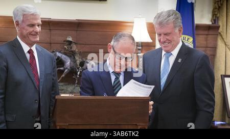 5 giugno 2018 - Boise, ID, USA - l'amministratore dell'Agenzia per la protezione ambientale degli Stati Uniti Scott Pruitt firma un memorandum delle delegazioni martedì 5 giugno 2018 come Idaho Gov. Butch Otter, Right, e Senate Pro Tempore Brent Hill guardano alla Idaho Statehouse. Il documento consente al Dipartimento per la qualità ambientale dell'Idaho di iniziare a rilasciare e far rispettare i permessi di scarico per le imprese e i comuni. (Immagine di credito: © Darin Oswald/TNS via ZUMA Wire) Foto Stock