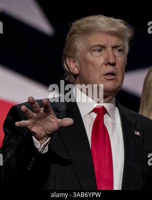 21 luglio 2016 - Cleveland, Ohio, Stati Uniti - Cleveland Ohio, Stati Uniti, 21 luglio 2016. Il candidato presidenziale Donald Trump gesta durante i controlli audio sul palco della Quicken Arena per la Convention Nazionale Repubblicana (Credit Image: © Mark Reinstein via ZUMA Wire) Foto Stock