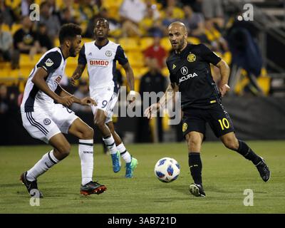 9 maggio 2018 - Columbus, OH, USA - l'attaccante del Columbus Crew SC Federico Higuain (10) passa la palla contro il difensore dei Philadelphia Union Auston Trusty (26) al MAPFRE Stadium di Columbus, Ohio, mercoledì 9 maggio 2018. Columbus ha vinto, 1-0. (Immagine di credito: © Kyle Robertson/TNS via ZUMA Wire) Foto Stock