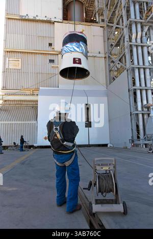 5 marzo 2018 - Vandenberg base, California, Stati Uniti - presso lo Space Launch Complex 3 presso la Vandenberg Air Force base in California, un tecnico assiste come l'adattatore a gomito (ASA) e l'adattatore interstadio (ISA) per una United Launch Alliance (ULA) Atlas V viene sollevato da una gru per l'accoppiamento in cima a uno stadio superiore Centaur. Il veicolo di lancio invierà l'esplorazione interna della NASA utilizzando indagini sismiche, Geodesia e trasporto termico, o InSight, veicoli spaziali per atterrare a Marchs. Insight è la prima missione a esplorare gli interni profondi del pianeta Rosso. Insight è previsto per il 5 maggio 2018. Insight sarà il fi Foto Stock