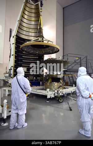 12 aprile 2018 - Vandenberg base, California, Stati Uniti - nello stabilimento Astrotech presso la Vandenberg Air Force base in California, lo scudo termico è collocato nell'Interior Exploration della NASA utilizzando indagini sismiche, Geodesy and Heat Transport, o InSight, lander Marchs prima di essere incapsulato nella sua carenatura del carico utile. InSight sarà la prima missione a guardare in profondità sotto la superficie marchziana. Studierà l'interno del pianeta misurando la sua emissione di calore e ascolterà Marchsquakes. Il veicolo spaziale utilizzerà le onde sismiche generate da Marchsquakes per sviluppare una mappa del profondo interno del pianeta. TH Foto Stock