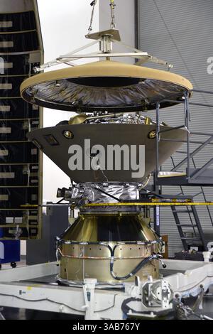 12 aprile 2018 - Vandenberg base, California, Stati Uniti - nello stabilimento Astrotech presso la Vandenberg Air Force base in California, lo scudo termico è collocato nell'Interior Exploration della NASA utilizzando indagini sismiche, Geodesy and Heat Transport, o InSight, lander Marchs prima di essere incapsulato nella sua carenatura del carico utile. InSight sarà la prima missione a guardare in profondità sotto la superficie marchziana. Studierà l'interno del pianeta misurando la sua emissione di calore e ascolterà Marchsquakes. Il veicolo spaziale utilizzerà le onde sismiche generate da Marchsquakes per sviluppare una mappa del profondo interno del pianeta. TH Foto Stock