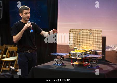 3 maggio 2018 - Vandenberg base, California, Stati Uniti - durante un briefing pre-lancio presso la Vandenberg Air Force base in California, Andy Klesh, Chief Engineer MarchCO presso il Jet Propulsion Laboratory della NASA, parla ai membri dei media. La presentazione si è concentrata sull'esplorazione degli interni della NASA utilizzando indagini sismiche, Geodesia e trasporto termico, o InSight, lander di Marchs. Insight è previsto per il lancio il 5 maggio 2018, in cima a un razzo Atlas V della United Launch Alliance (ULA) dallo Space Launch Complex 3 a Vandenberg. La navicella spaziale sarà la prima missione a guardare in profondità sotto la superficie marchziana studiando Foto Stock