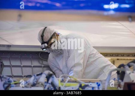 20 aprile 2018 - Vandenberg base, California, Stati Uniti - nel gantry dello Space Launch Complex 3 presso la Vandenberg Air Force base in California, un tecnico prepara le batterie per l'installazione nell'Interior Exploration della NASA usando Seismic Investigations, Geodesy and Heat Transport, o InSight, lander Marchs. InSight sarà la prima missione a guardare in profondità sotto la superficie marchziana. Studierà l'interno del pianeta misurando la sua emissione di calore e ascolterà Marchsquakes. Il veicolo spaziale utilizzerà le onde sismiche generate da Marchsquakes per sviluppare una mappa del profondo interno del pianeta. Il risultato Foto Stock