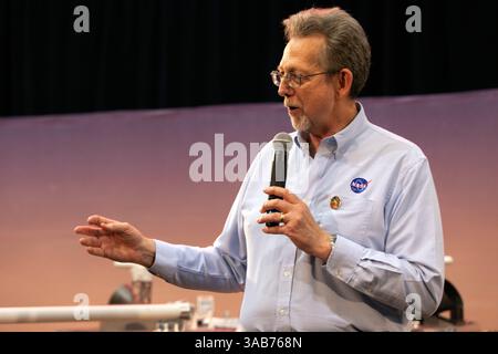 3 maggio 2018 - Vandenberg base, California, Stati Uniti - durante un briefing pre-lancio presso la Vandenberg Air Force base in California, Jim Green, Chief Scientist della NASA, parla ai membri dei media. La presentazione si è concentrata sull'esplorazione degli interni della NASA utilizzando indagini sismiche, Geodesia e trasporto termico, o InSight, lander di Marchs. Insight è previsto per il lancio il 5 maggio 2018, in cima a un razzo Atlas V della United Launch Alliance (ULA) dallo Space Launch Complex 3 a Vandenberg. La navicella spaziale sarà la prima missione a guardare in profondità sotto la superficie marchziana studiando l'interno del pianeta misurandone l'interno Foto Stock