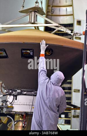 12 aprile 2018 - Vandenberg base, California, Stati Uniti - nella struttura Astrotech presso la Vandenberg Air Force base in California, un tecnico monitora i progressi mentre lo scudo termico viene posizionato sulla NASA Interior Exploration usando Seismic Investigations, Geodesy and Heat Transport, o InSight, Marchs. InSight sarà la prima missione a guardare in profondità sotto la superficie marchziana. Studierà l'interno del pianeta misurando la sua emissione di calore e ascolterà Marchsquakes. Il veicolo spaziale utilizzerà le onde sismiche generate da Marchsquakes per sviluppare una mappa del profondo interno del pianeta. L'intuizione risultante Foto Stock