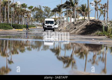 6 marzo 2018 - Dania Beach, Florida, Stati Uniti - i lavoratori della città ispezionano il parcheggio di Dania Beach, che è stato chiuso per tre giorni a causa di inondazioni e tonnellate di sabbia che fluiscono nell'area di parcheggio mentre l'oceano continua a gonfiarsi sulla costa della Florida meridionale martedì 6 marzo 2018. (Immagine di credito: © Susan Stocker/TNS via ZUMA Wire) Foto Stock