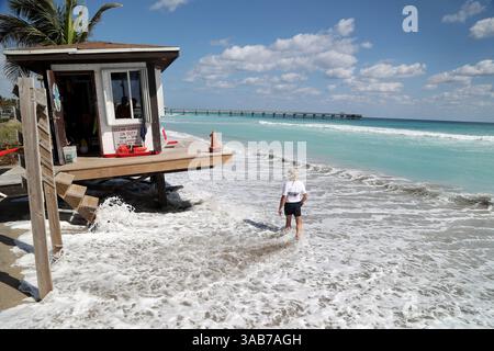 6 marzo 2018 - Dania Beach, Florida, Stati Uniti - Waves pound a Dania Beach bagnino all'avvicinarsi dell'alta marea martedì 6 marzo 2018 a Dania Beach, Flag. Le ondate dell'oceano continuano a spingersi sulla costa della Florida meridionale facendo sì che la città chiuda il parcheggio di Dania Beach da Dania Beach Blvd. Al molo. (Immagine di credito: © Susan Stocker/TNS via ZUMA Wire) Foto Stock