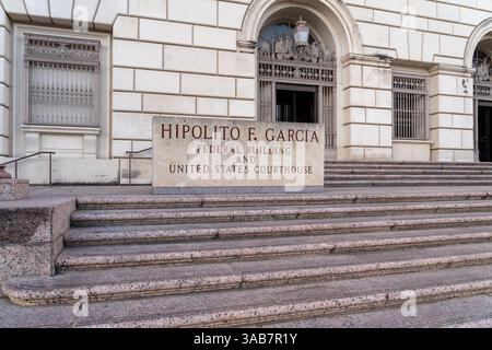San Antonio, Texas, USA - 16 marzo 2022: L'ingresso all'Hipolito F. Garcia Federal Building e al tribunale degli Stati Uniti a San Antonio, Texas, USA. Foto Stock