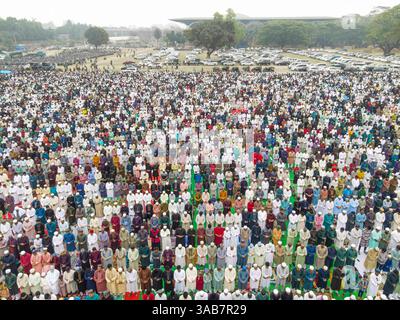 Dacca, Bangladesh. 31 marzo 2025. I musulmani del Bangladesh si riuniscono per celebrare Eid al-Fitr con preghiere, gioia e festeggiamenti, segnando la fine del Ramadan, a Dacca, Bangladesh, il 31 marzo 2025. (Credit Image: © Suvra Kanti Das/ZUMA Press Wire) SOLO PER USO EDITORIALE! Non per USO commerciale! Foto Stock