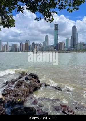 Skyline urbano di Balneário Camboriú, Brasile, visto dal lungomare roccioso. Foto Stock