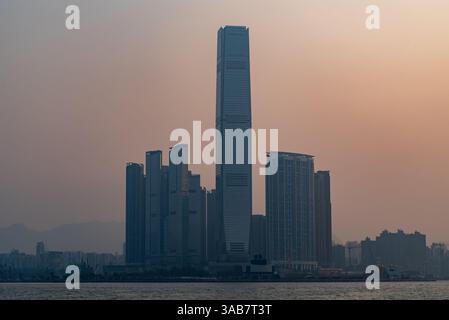 L'edificio del Centro commerciale Internazionale all'alba.28/3/2016, Hong Kong, Cina. Foto Stock
