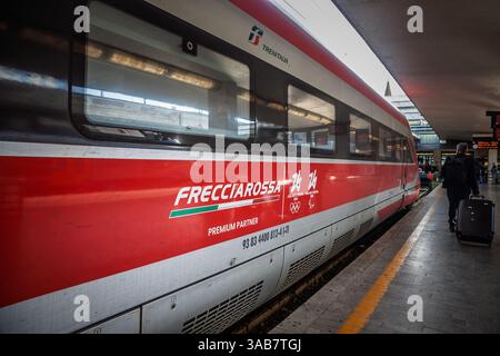 ROMA, ITALIA - 15 GENNAIO 2025: Treno ad alta velocità Frecciarossa in attesa di partenza alla stazione ferroviaria di Roma termini, gestito da Trenitalia. Frecciarossa Foto Stock