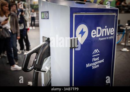 BELGRADO, SERBIA - 22 MARZO 2025: Caricabatterie per auto elettriche di eDrive, una soluzione di gestione della flotta in mostra a Belgrado, Serbia, che mostra sostenibilità Foto Stock