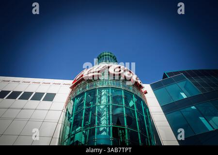 LAS VEGAS, 21 AGOSTO 2024: Logo gigante della Coca-Cola sul negozio di Las Vegas come bottiglia. La Coca Cola è una brad of cola soda americana Foto Stock