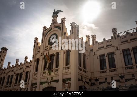 La facciata principale dell'Estacio del Nord (estacion del norte), la storica stazione ferroviaria principale di Valencia, mostra la sua architettura in stile Art Nouveau. Questo b Foto Stock