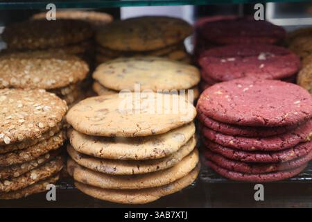Delizioso assortimento di biscotti appena sfornati esposti su uno scaffale Foto Stock