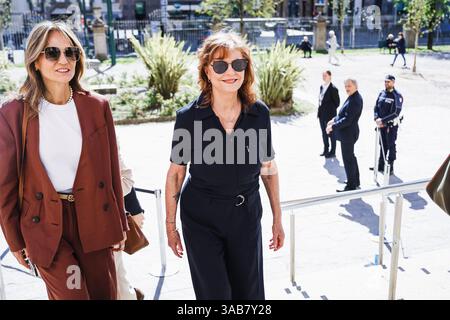 Milano, Italia. 1 aprile 2025. L'attrice americana Susan Sarandon si vede passeggiare per le strade del centro dirigendosi all'evento di apertura della Milano Art Week 2025 a Milano. (Foto di Alessandro Bremec/SOPA Images/Sipa USA) credito: SIPA USA/Alamy Live News Foto Stock