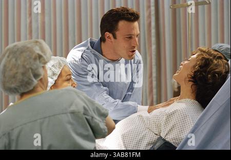 DATA DI RILASCIO: 26 marzo 2004. TITOLO DEL FILM: Jersey Girl. STUDIO: Miramax Films. DIRETTORE: Kevin Smith. TRAMA: Dopo che la sua carriera è stata messa da parte da una tragedia inaspettata e da un esplosione personale, un solo uomo deve prendersi cura della sua precoce figlia. NELLA FOTO: BEN AFFLECK, LIV TYLER, RAQUEL CASTRO. (Immagine di credito: © Miramax Films/Entertainment Pictures/ZUMAPRESS.com) SOLO PER USO EDITORIALE! Non per USO commerciale! Foto Stock