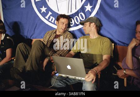 DATA DI RILASCIO: 26 marzo 2004. TITOLO DEL FILM: Jersey Girl. STUDIO: Miramax Films. DIRETTORE: Kevin Smith. TRAMA: Dopo che la sua carriera è stata messa da parte da una tragedia inaspettata e da un esplosione personale, un solo uomo deve prendersi cura della sua precoce figlia. NELLA FOTO: BEN AFFLECK, LIV TYLER, RAQUEL CASTRO. (Immagine di credito: © Miramax Films/Entertainment Pictures/ZUMAPRESS.com) SOLO PER USO EDITORIALE! Non per USO commerciale! Foto Stock