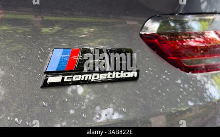 Erevan, Armenia, 22 giugno 2023: Vista ravvicinata di un'auto sportiva BMW M8 Competition Logo. M Performance Edition. Dettagli esterni dell'auto Foto Stock