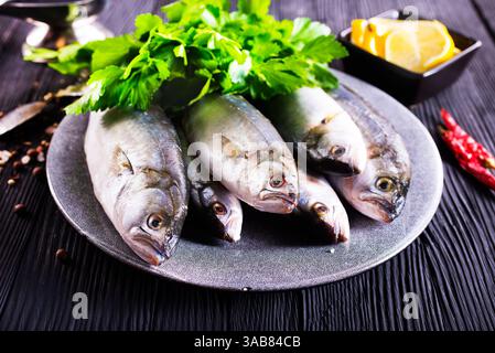 pesce piccolo su piatto grigio Foto Stock