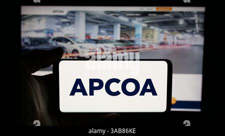 Germania. 7 marzo 2025. In questa immagine, una persona ha in mano un cellulare con il logo della società tedesca APCOA Parking AG sullo schermo davanti alla pagina Web. (Immagine di credito: © Timon Schneider/SOPA Images via ZUMA Press Wire) SOLO PER USO EDITORIALE! Non per USO commerciale! Foto Stock