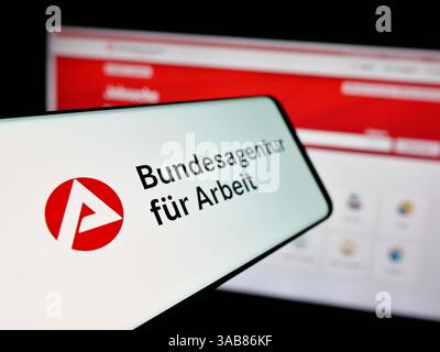 Germania. 7 marzo 2025. In questa immagine, uno smartphone con il logo dell'agenzia federale tedesca Bundesagentur fur Arbeit è visibile sullo schermo di fronte al sito web. (Immagine di credito: © Timon Schneider/SOPA Images via ZUMA Press Wire) SOLO PER USO EDITORIALE! Non per USO commerciale! Foto Stock