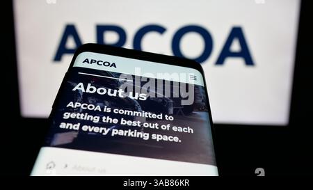 Germania. 7 marzo 2025. In questa immagine, un telefono cellulare con il logo della società tedesca APCOA Parking AG è visibile sullo schermo davanti al sito Web. (Immagine di credito: © Timon Schneider/SOPA Images via ZUMA Press Wire) SOLO PER USO EDITORIALE! Non per USO commerciale! Foto Stock