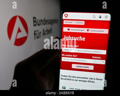 Germania. 7 marzo 2025. In questa foto, una persona ha in mano una pagina web con il logo dell'agenzia federale tedesca Bundesagentur fÃ¼r Arbeit sullo schermo davanti al logo. (Immagine di credito: © Timon Schneider/SOPA Images via ZUMA Press Wire) SOLO PER USO EDITORIALE! Non per USO commerciale! Foto Stock